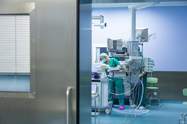 Foto equipe de cirurgiões trabalhando no hospital, sala de cirurgia