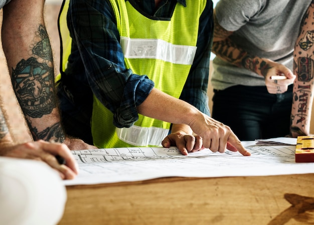 Equipe de construção trabalhando em um projeto para um novo projeto