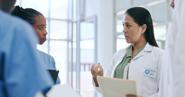 Equipe de cuidados de saúde e documentos para discussão no hospital com reunião de colaboração e relatório do paciente Médico e enfermeiro na clínica com papelada trabalho em equipe e comunicação para planejamento