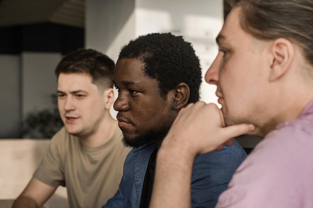 Foto equipe de desenvolvedores de software profissionais e brainstorming e programação no software do site