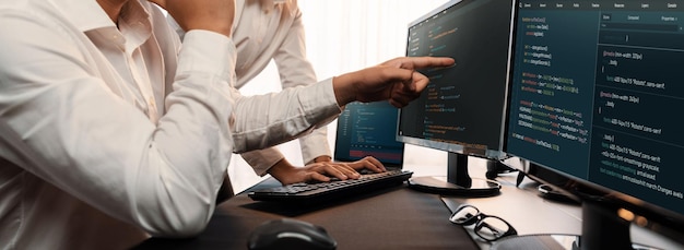 Foto equipe de desenvolvimento de software trabalhando juntos na exibição de script de codificação de escritório no monitor do computador programador e engenheiro de software trabalhando na empresa desenvolvedora de tecnologia trailblazing