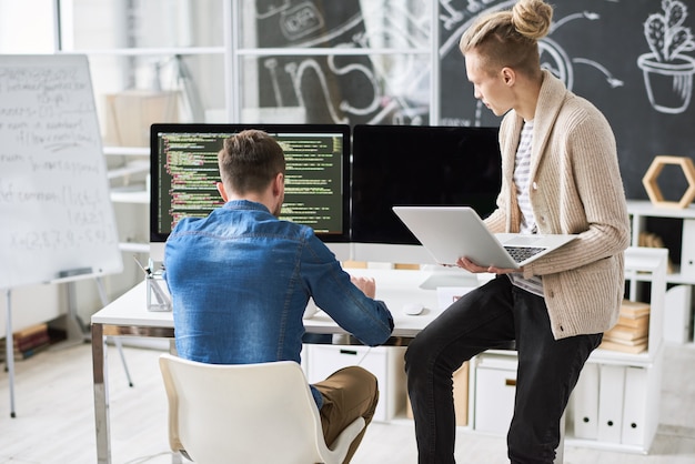 Equipe de desenvolvimento que discute o código de computador