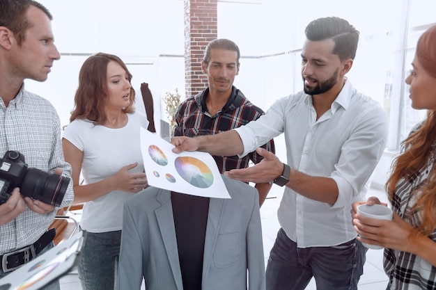 Equipe de designers discutindo a paleta de cores