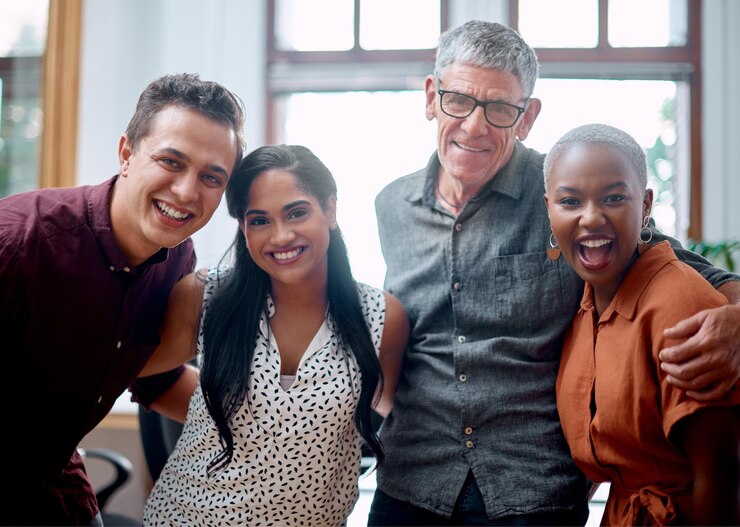 Foto equipe de designers e abraços com retrato no escritório com colaboração de diversidade e profissional para o trabalho ou emprego homens mulheres e grupo de diretores criativos no local de trabalho ligação e pessoal feliz