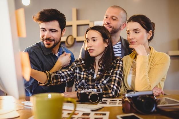 Equipe de designers gráficos trabalhando em um computador