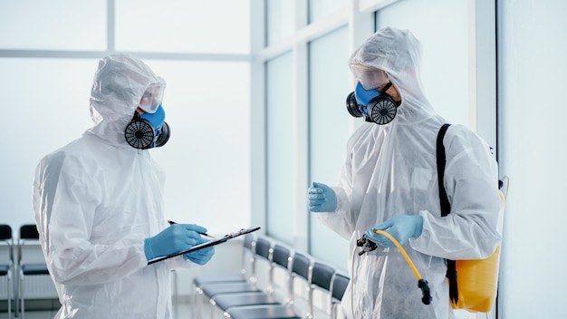 Equipe de desinfetadora profissional fazendo um registro do trabalho realizado