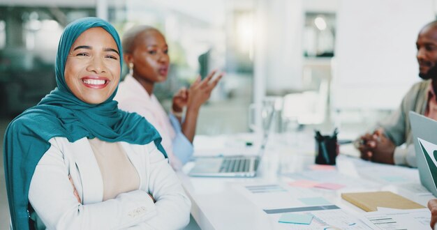 Equipe de diversidade de reunião de negócios e pessoas conversando sobre planejamento e brainstorming em colaboração no escritório corporativo inclusão de homens e mulheres de contabilidade à mesa para relatório de orçamento financeiro e crescimento