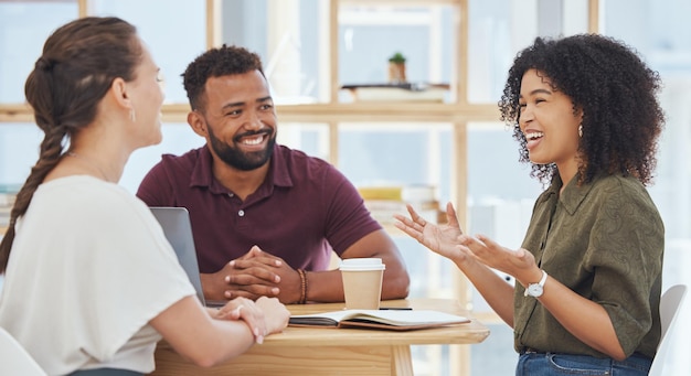 Equipe de diversidade e discussão para planejamento de empresa de inicialização de trabalho ou estratégia para negócios em café à mesa Trabalho em equipe de brainstorming e conversa sobre colaboração criativa em cafeteria ou local de trabalho