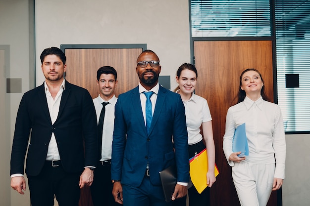 Equipe de empresário e empresária na reunião de escritório. discussão da conferência do grupo de empresários sentar à mesa com o chefe e a mulher.