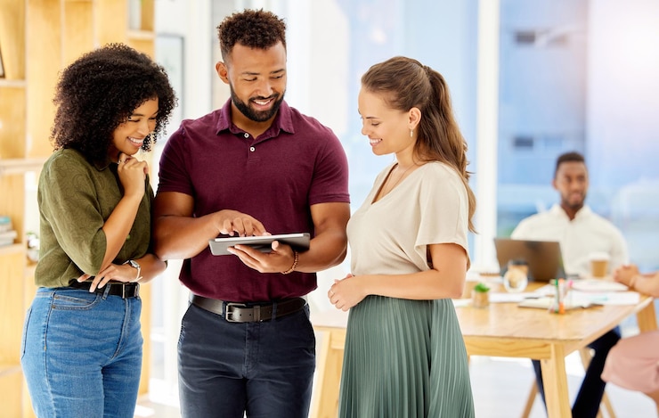 Foto equipe de empresários e designer com tablet trabalhando com colaboração de trabalho em equipe e planejamento relatório de análise de seo líder e trabalhador falando após uma reunião em um escritório de inicialização corporativa