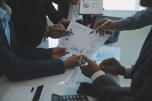 Equipe de empresários está se reunindo para analisar dados para plano de marketingRelatórios de pesquisa de mercado e estatísticas de receita Conceito financeiro e contábil