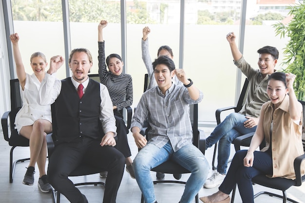 Equipe de empresários fazendo gestos felizes