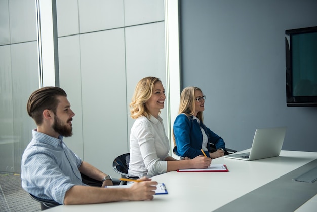 Equipe de empresários trabalhando em uma sala de conferências.