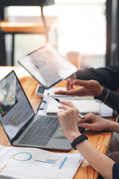 Foto equipe de empresários trabalhando no escritório com tablet e documento, fazendo planejamento analisando o relatório financeiro, investimento em plano de negócios, conceito de análise financeira. discussões de negócios econômicos.