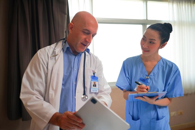 Equipe de enfermeira e médico pronta para o dia do trabalho