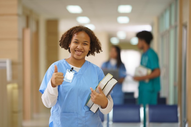 Equipe de enfermeira e médico pronta para o dia do trabalho