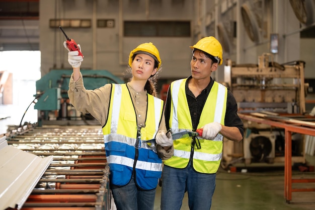 Equipe de engenharia asiática trabalhando máquina de controle na fábrica Grupo de pessoas Máquina de controle de trabalhadores asiáticos com fabricação de indústria