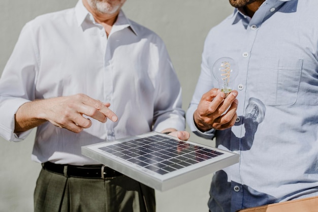 Foto equipe de engenharia ecológica com painel solar