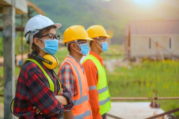 Equipe de engenharia industrial usa máscara de proteção covid 19 trabalhadores usam máscara facial de quarentena