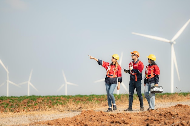 Equipe de engenheiros trabalhando em turbinas eólicas em um parque eólico