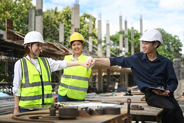 Equipe de engenheiros usando capacete de segurança e colete inspecionando o local de construção industrial Conceito de construção do engenheiro da indústria