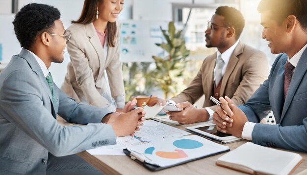 Equipe de escritório asiático brainstorming plano para ideia de solução Grupo de trabalho em equipe criativo da Ásia e mulher lea...