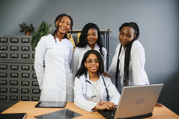 Equipe de especialistas médicos examinando exames médicos