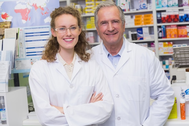 Equipe de farmacêutico de pé com os braços cruzados