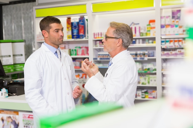 Equipe de farmacêutico falando em conjunto