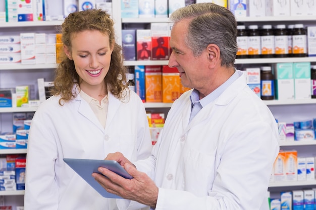 Equipe de farmacêutico que olha tablet pc