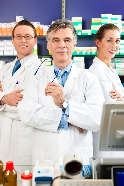 Equipe de farmacêuticos em farmácia