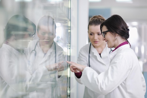 equipe de farmacêuticos grupo de mulheres farmacêuticas em pé na farmácia