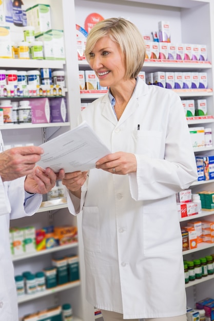 Equipe de farmacêuticos interagindo sobre prescrição