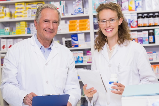 Equipe de farmacêuticos olhando a câmera