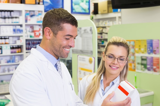 Equipe, de, farmacêuticos, olhar, medicina