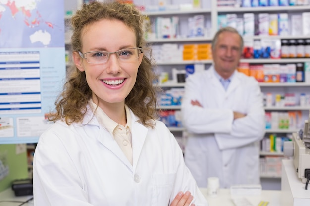 Equipe de farmacêuticos sorrindo na câmera