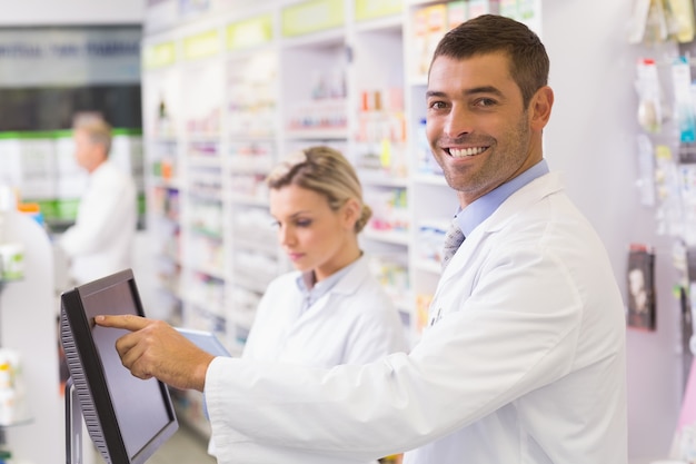 Equipe de farmacêuticos usando computador