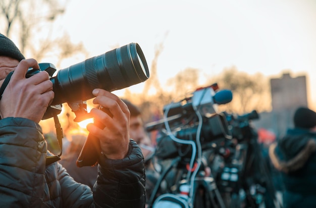 Foto equipe de filmagem de vídeo e foto na rua