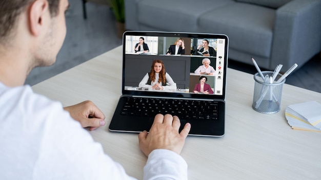 Equipe de funcionários de videochamada de grupo de conferência na web