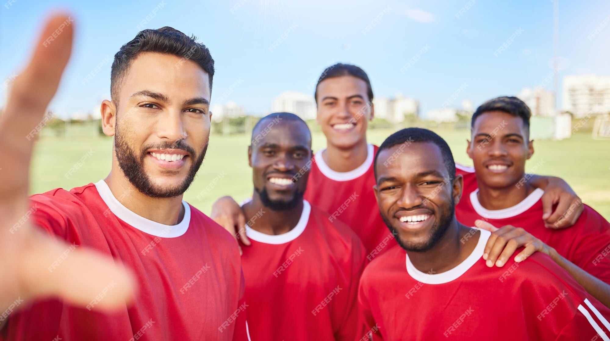 Jogadores De Futebol Novos Em Uma Equipe Foto de Stock - Imagem de étnico,  felicidade: 23357920