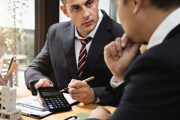 Equipe de gerentes de conta de reunião de negócios trabalhando na página de pesquisa no computador com o novo projeto de inicialização Apresentação de ideias analisar planos