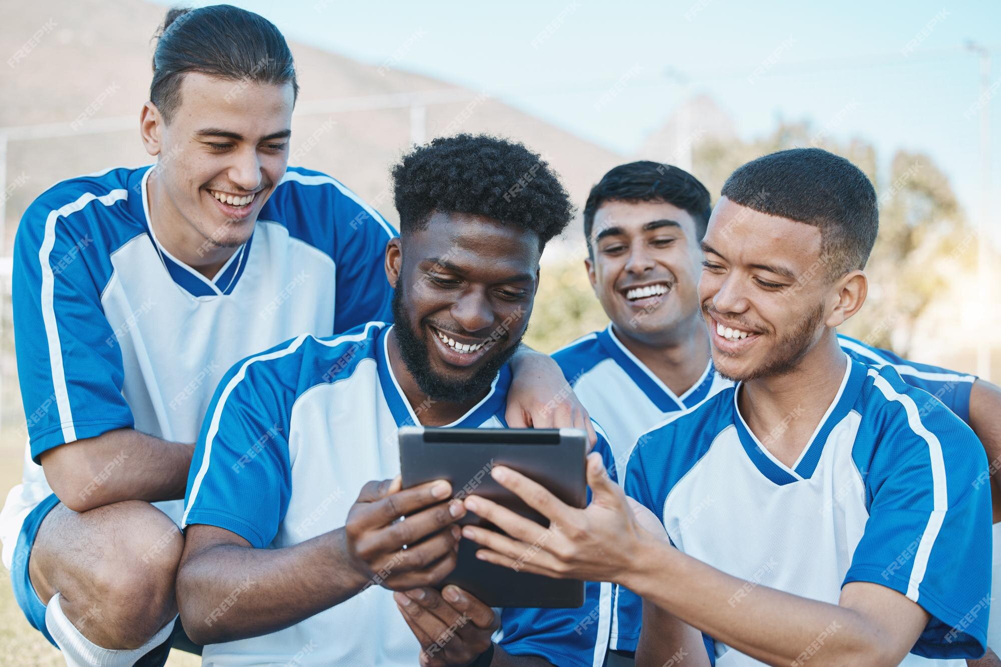 Grupo de tablet e equipe de jogadores de futebol ao ar livre em