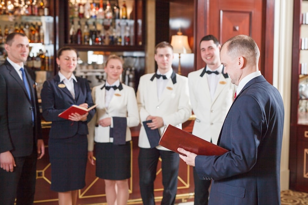 Equipe de informações no hotel e restaurante.