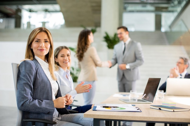 Equipe de inicialização jovem trabalhando no escritório