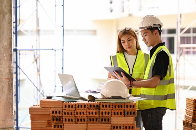 Equipe de inspetores trabalhando e discutindo sobre projeto de construção juntos