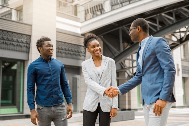 Equipe de jovens africanos homens e mulheres