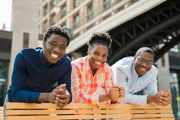 Equipe de jovens africanos, homens e mulheres