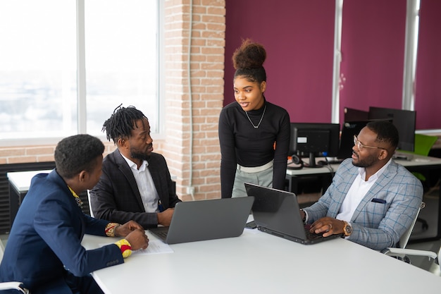 equipe de jovens africanos no escritório no trabalho