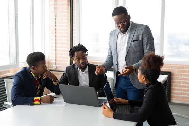 Equipe de jovens africanos no escritório no trabalho