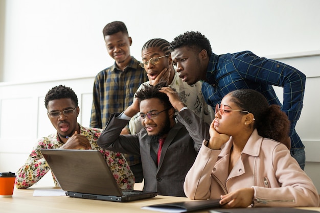 Equipe de jovens africanos no escritório